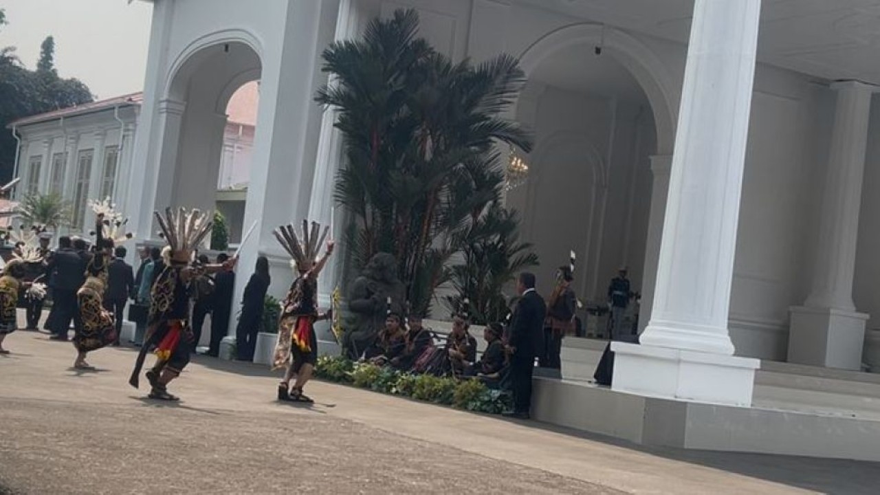 Presiden Prabowo Subianto menyambut hangat Presiden Belarus Alexander Lukashenko di Istana Merdeka. (Foto: NTVnews)