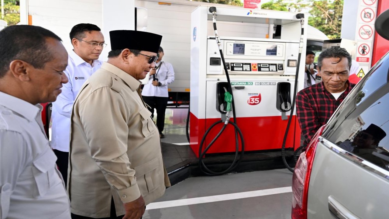Momen Presiden Prabowo Subianto meninjau langsung pengisian Biodiesel B50 di Rest Area KM 57 Tol Jakarta-Cikampek, Karawang, Jawa Barat, Kamis, 9 Juli 2026. (Foto: BPMI Setpres)