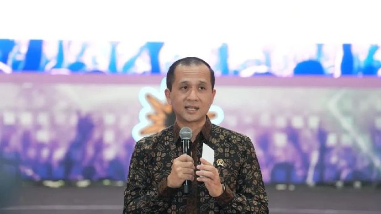 Menteri Transmigrasi Muhammad Iftitah Sulaiman Suryanagara menyampaikan paparan saat menghadiri Festival Ekosistem Ekonomi Digital (FYC Fest) di Surabaya, Jawa Timur. ( Antara)