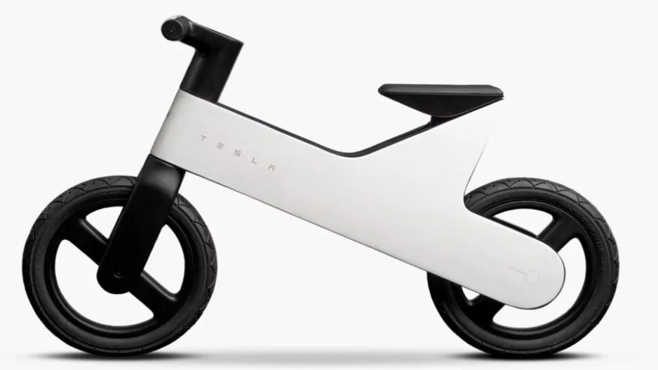 Balance bike terbaru Tesla mengusung desain minimalis dengan garis-garis tegas yang menjadi ciri khas perusahaan. (Foto: Istimewa via Carscoops)