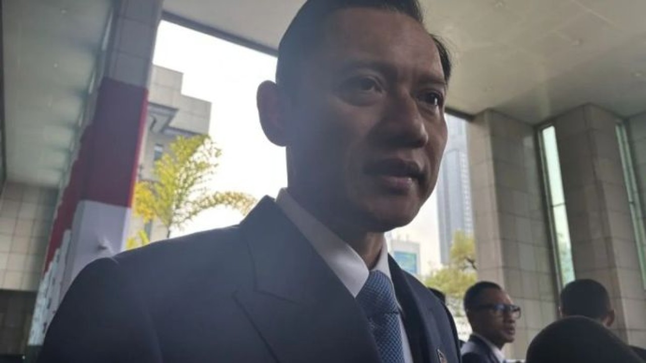 Menteri Koordinator Bidang Infrastruktur dan Pembangunan Kewilayahan (Menko IPK) Agus Harimurti Yudhoyono (AHY) menjawab pertanyaan wartawan dalam wawancara cegat di Wisma Danantara, Jakarta, Kamis, 6 Agustus 2026. (Antara)