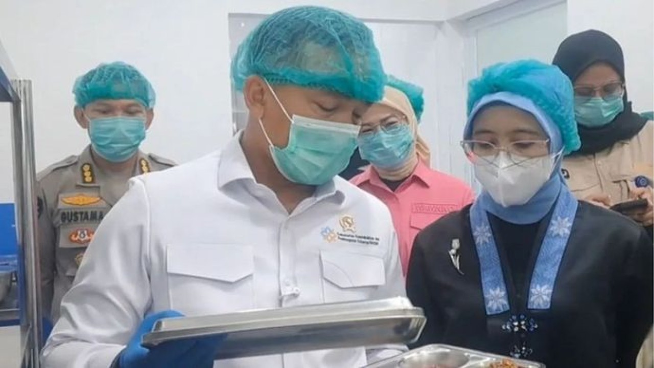 Menteri Kependudukan dan Pembangunan Keluarga (Mendukbangga) Republik Indonesia, Wihaji saat memeriksa MBG khusus 3B di Satuan Pelayanan Pemenuhan Gizi (SPPG) di Kecamatan Pangkalbalam Kota Pangkalpinang, Kamis (6/8/2026) (Antara)