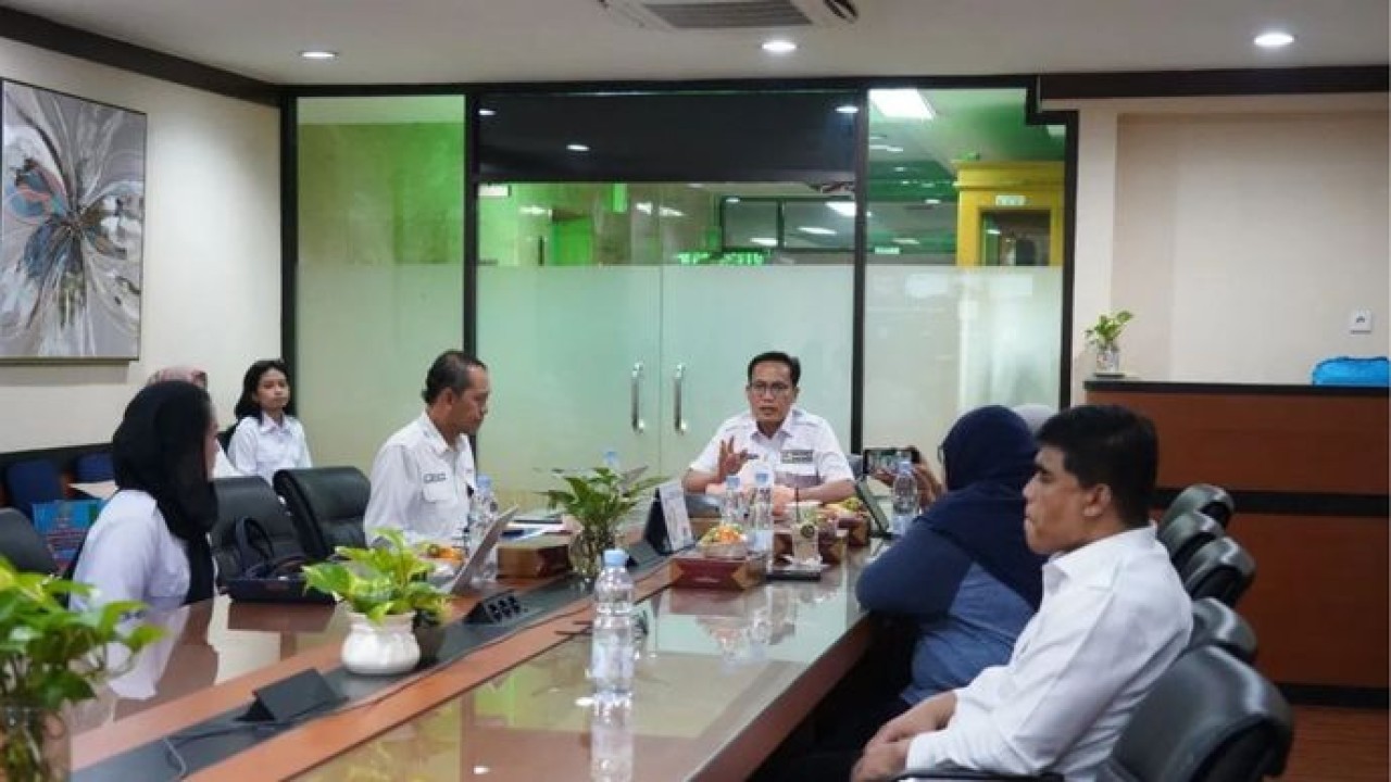 Sekretaris Kemendukbangga/BKKBN Budi Setiyono (tengah) dalam diskusi bersama media di Jakarta pada Kamis (30/7/2026). (Antara)