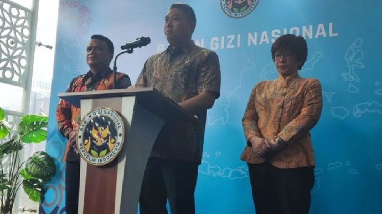 Kepala Badan Gizi Nasional (BGN) Sudaryono (tengah) dalam konferensi pers di Jakarta, Jumat (31/7/2026). (Antara)