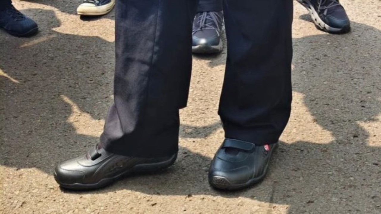 Kepala Badan Riset dan Inovasi Nasional (BRIN) Arif Satria mengenakan sepatu buatan lokal yang tengah dikembangkan BRIN di Kompleks Istana Kepresidenan, Jakarta, Kamis, 6 Agustus 2026. (Antara)