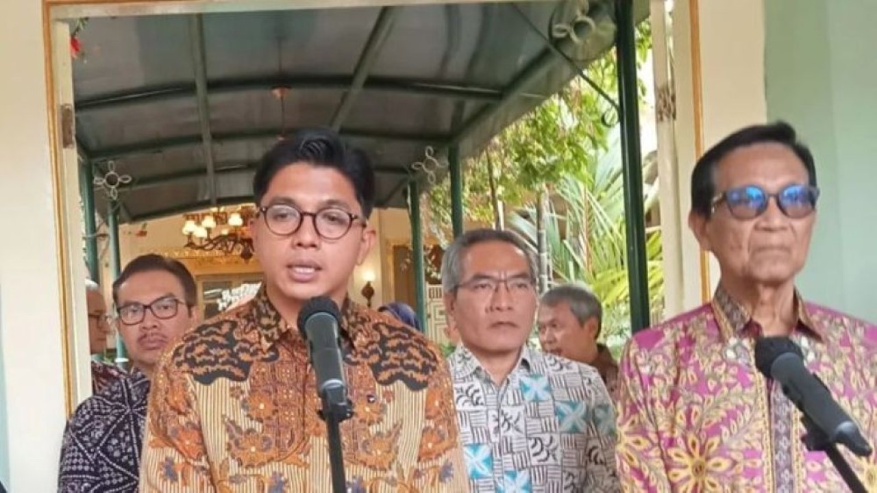 Direktur Investasi Danantara Fadli Rahman dan Gubernur DIY Sri Sultan Hamengku Buwono X memberi keterangan terkait pembangunan PSEL di Yogyakarta. Selasa, 11 Agustus 2026. (Foto: Antara)