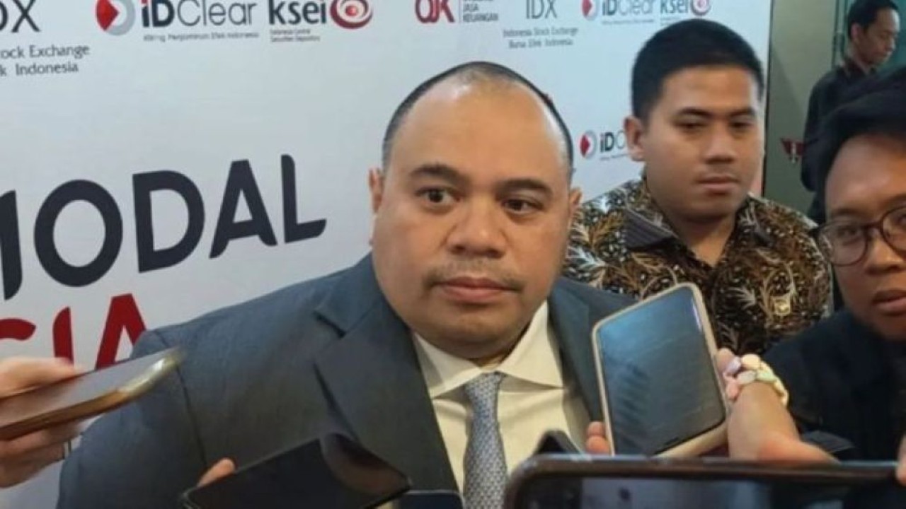 Chief Investment Officer (CIO) Danantara Indonesia, Pandu Sjahrir diwawancarai cegat Gedung PT Bursa Efek Indonesia (BEI), Jakarta, Senin (10/08/2026). (Foto: Antara)