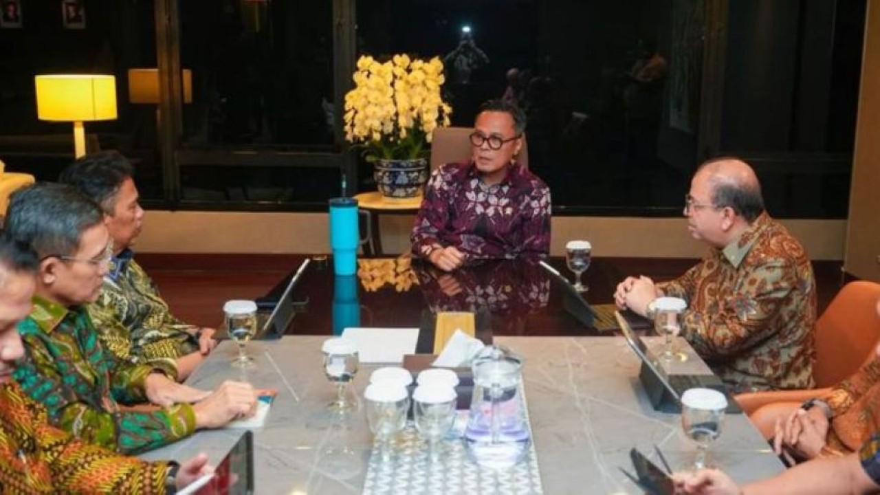 Kepala BP BUMN sekaligus COO Danantara Dony Oskaria (tengah) menyampaikan arahan dalam rapat bersama jajaran direksi BUMN Karya. (Foto: Antara)