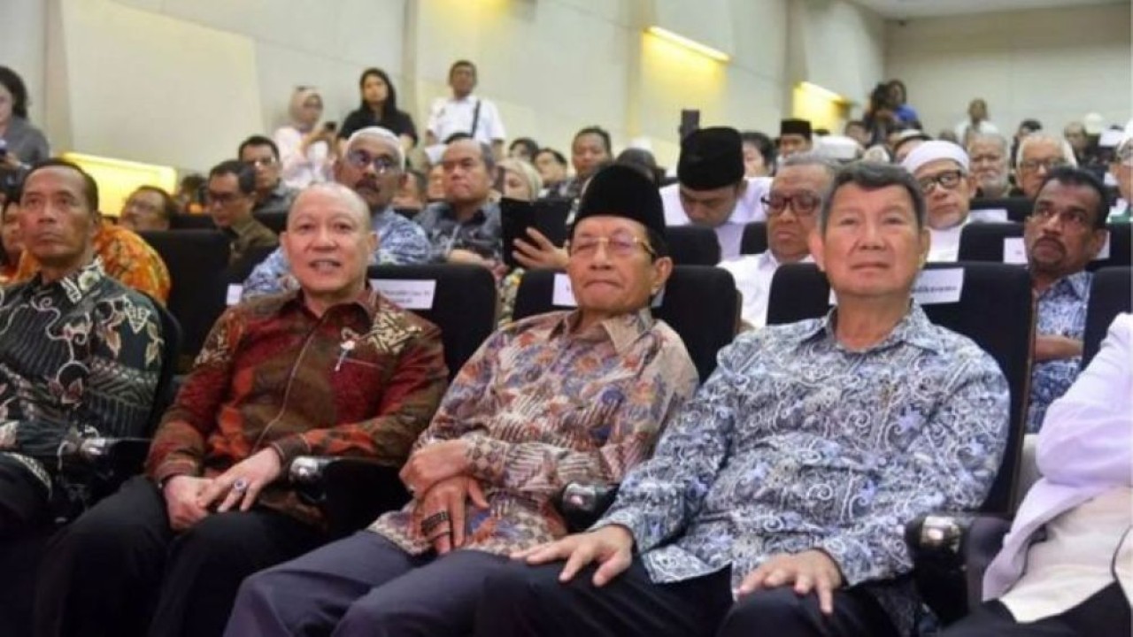 Ketua Dewan Pembina Forum Masyarakat Indonesia Emas (FORMAS) Hashim Djojohadikusumo (kanan) bersama Menteri Agama Nasaruddin Umar (tengah) dan Ketua Dewan Pakar FORMAS Serian Wijatno dalam pengukuhan 20 organisasi kemasyarakatan (ormas) di Jakarta, Jumat (7/8/2026). (Foto: Antara)