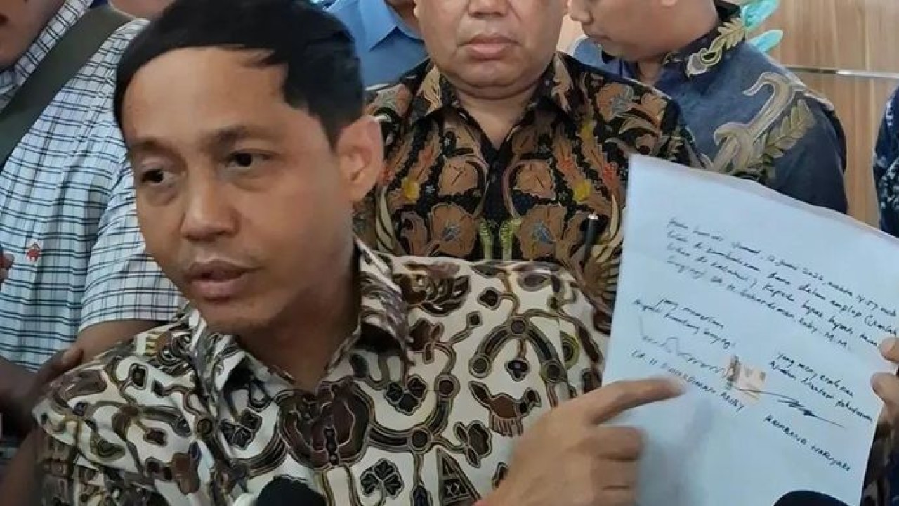 Menteri Kehutanan (Menhut) Raja Juli Antoni menunjukkan tanda terima dan notulensi penyerahan amplop putih miliki Bupati Kuansing Suhardiman Amby yang telah ditandatangani di atas materai kepada media pada konferensi pers di Jakarta (Antara)