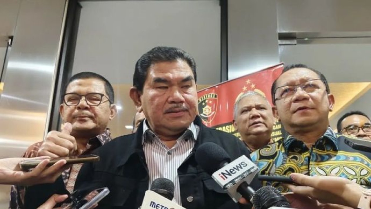 Dewan Penasihat Mendes PDT Prof. Juanda (tengah) dan Sekretaris Jenderal Kementerian Desa dan PDT Taufik Madjid (kanan) beserta jajaran memberikan keterangan pers di Gedung Bareskrim Polri, Jakarta, Kamis, 13 Agustus 2026. (Antara)