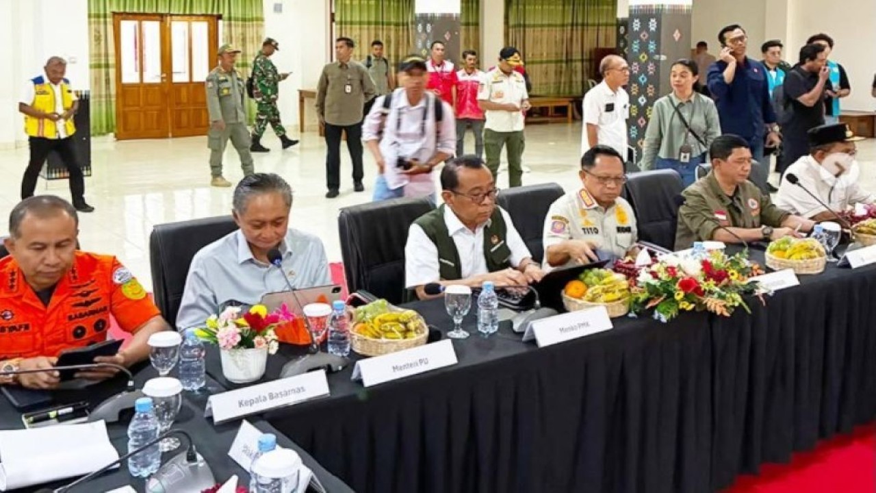 Sejumlah Menteri Kabinet Merah Putih merayakan HUT ke-81 RI bersama warga terdampak gempa NTT. (Foto: Tangkapan layar Instagram @pratikpratikno)