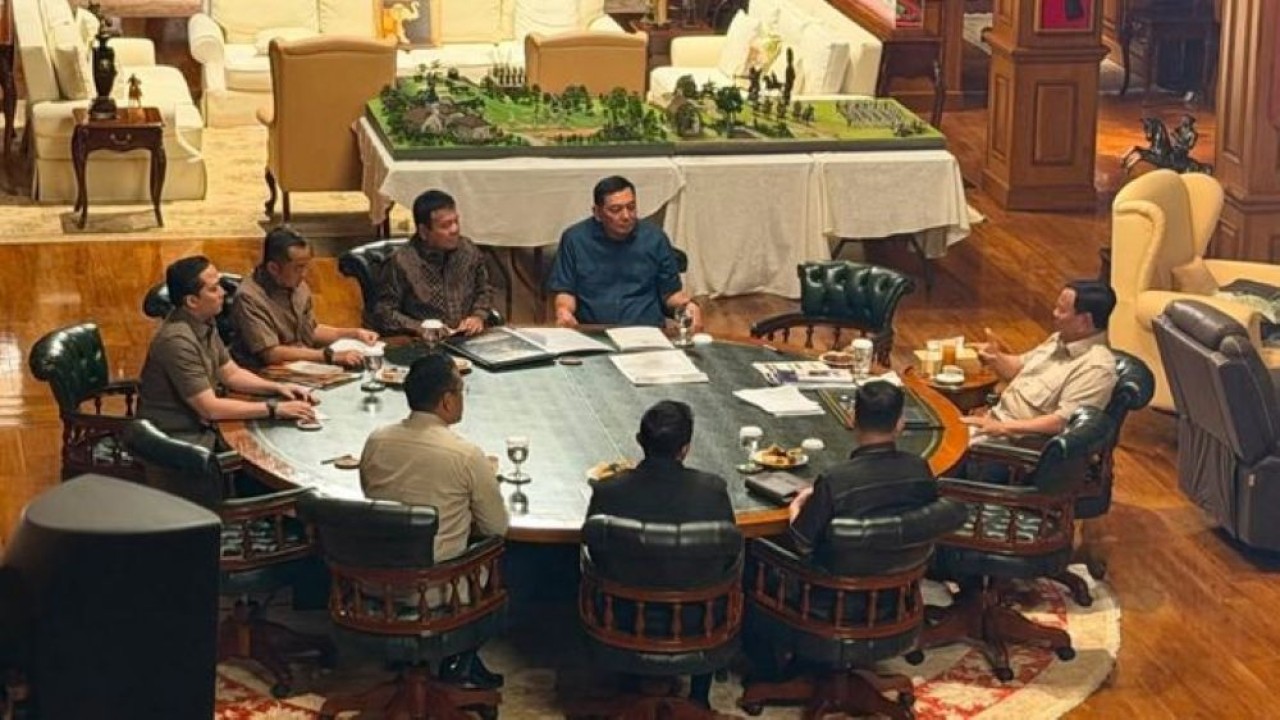 Presiden Prabowo Subianto menerima laporan perkembangan Program Mandatori B50 atau biodiesel 50 persen serta kesiapan infrastruktur menuju penerapan mandatori bioetanol. (Foto: Istimewa)