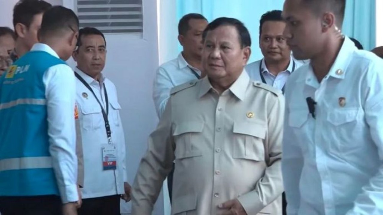 Tangkapan layar - Presiden Prabowo Subianto tiba di Monumen Operasi Lintas Laut Jawa Bali untuk peluncuran dan peletakan batu pertama program Pembangkit Listrik Tenaga Surya (PLTS) 100 GWp, di Kabupaten Jembrana, Bali, Selasa, 25 Agustus 2026. (Foto: Antara)