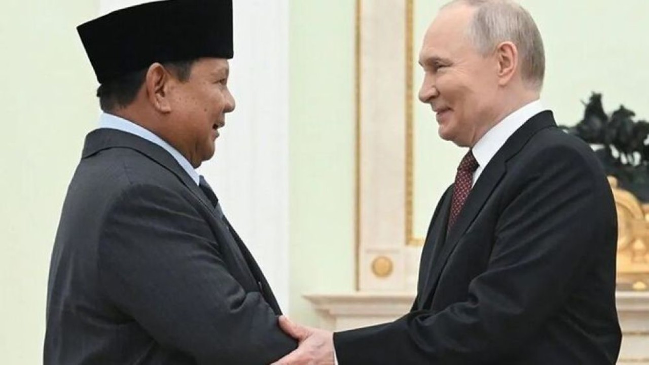 Presiden Prabowo Subianto (kiri) berjabat tangan dengan Presiden Federasi Rusia, Vladimir Putin, di Istana Kremlin pada Senin, 13 April 2026. (Foto: ANTARA/Anadolu Ajensi/pri)