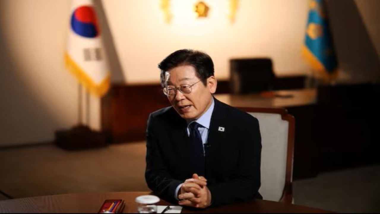 Presiden Korea Selatan Lee Jae Myung menjawab pertanyaan wartawan selama wawancara dengan Reuters di Kantor Kepresidenan di Seoul, Korea Selatan, 19 September 2025. (Foto: REUTERS/Kim Hong-Ji)