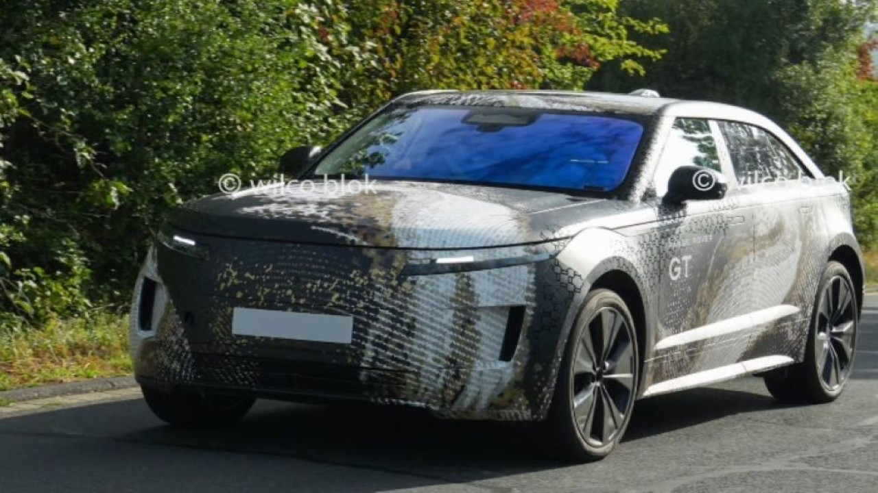Salah satu prototipe Range Rover GT terlihat melintas di jalan dekat Nürburgring. (Foto: Tangkapan layar Instagram @wilcoblok)