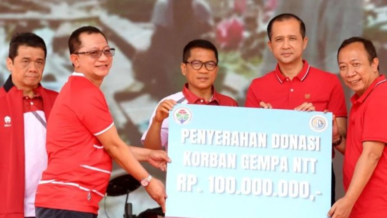 Menteri Desa Pembangunan Daerah Tertinggal (Mendes PDT) Yandri Susanto dan Menteri Transmigrasi M Iftitah Sulaiman menyalurkan secara simbolis donasi untuk korban gempa di NTT dalam kegiatan aksi peduli bencana di Jakarta, Selasa (18/8/2026). (Antara)