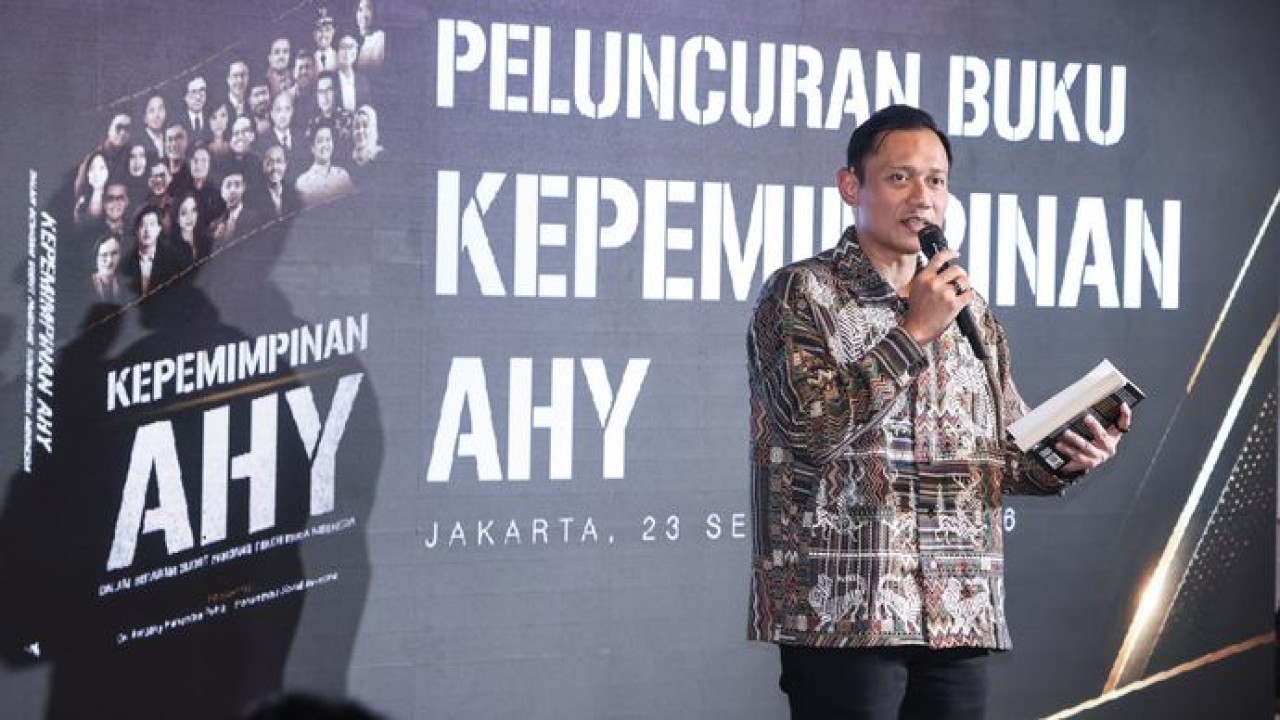 Menteri Koordinator Bidang Infrastruktur dan Pembangunan Kewilayahan, Agus Harimurti Yudhoyono (AHY), memberikan sambutan dan paparan dalam acara peluncuran buku Kepemimpinan AHY