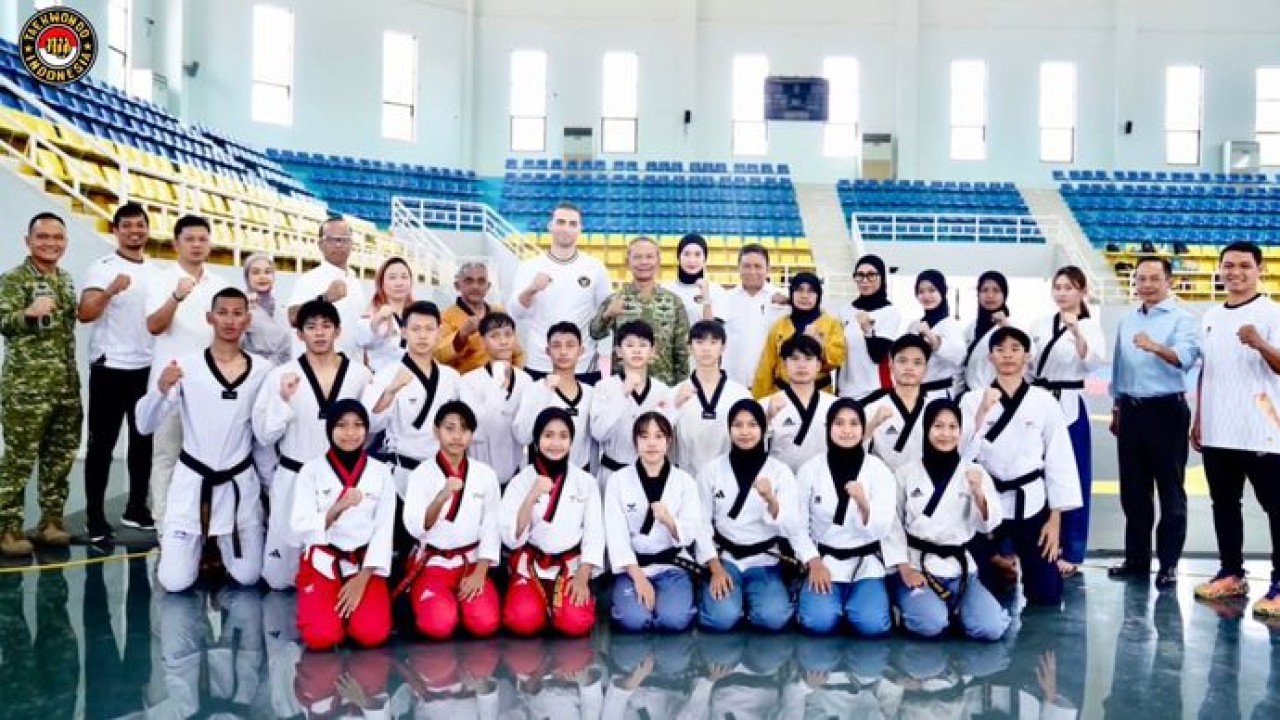 Ketum PBTI Letjen TNI Richard Tampubolon memberikan suntikan semangat dan motivasi kepada para atlet taekwondo Indonesia yang akan berlaga di Asian Games 2026/ist