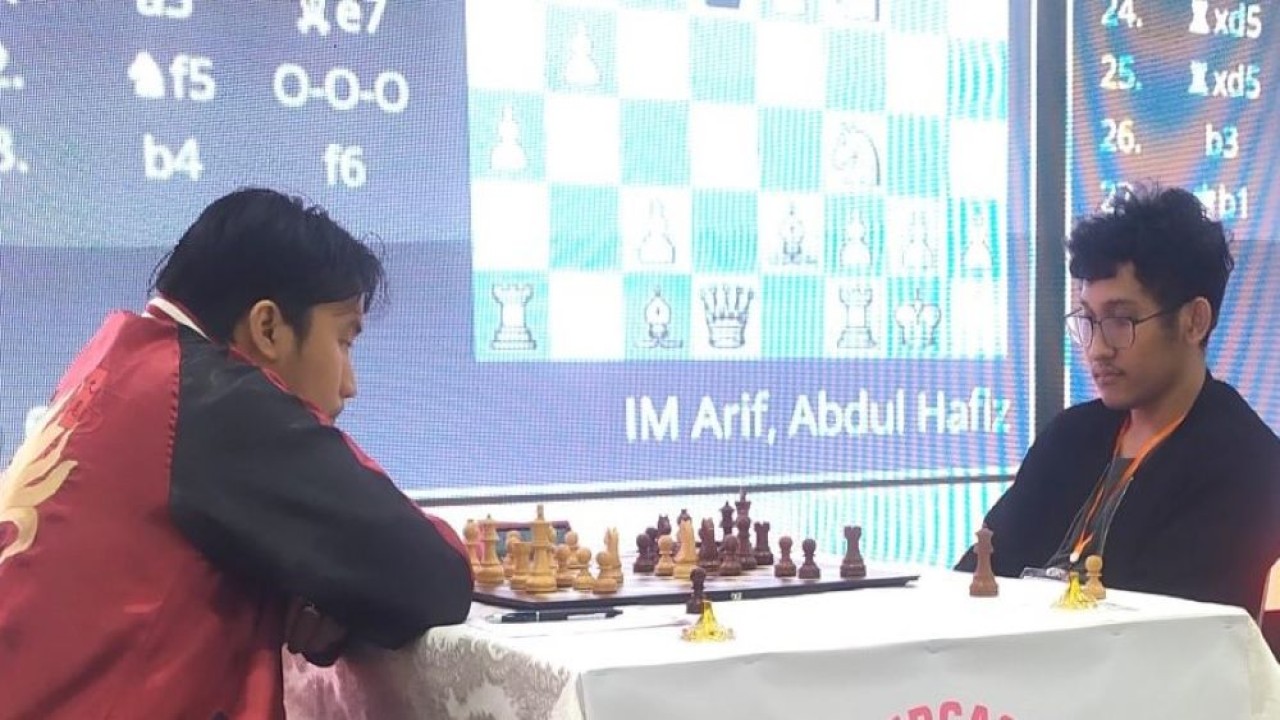 IM Gilbert Elroy (kanan) vs IM Arif Abdul Hafiz