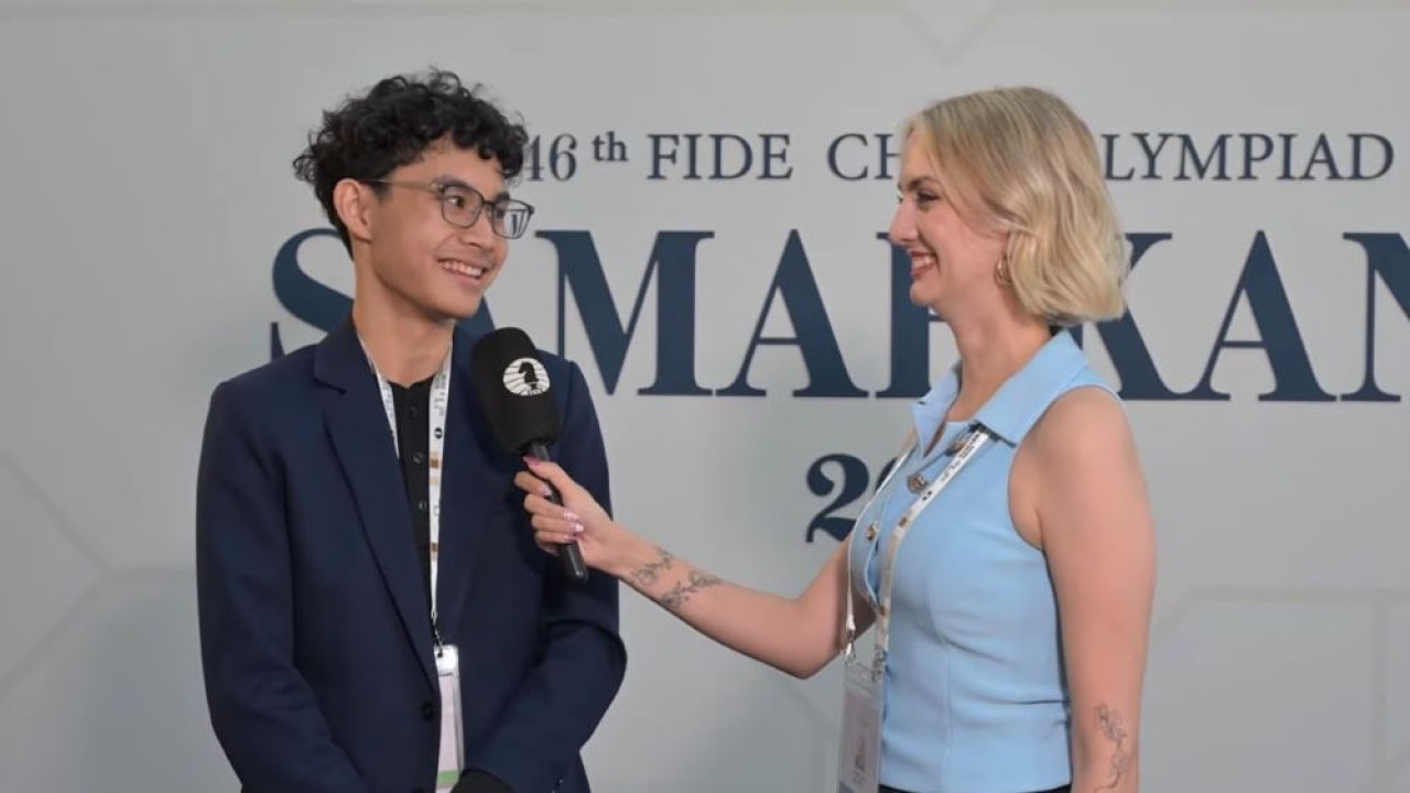 IM Satria Duta Cahaya diwawancara usai pertandingan lawan GM Gukesh Dommaraju pada babak ke-2 Olimpiade Catur 2026 (tangkapan layar YouTube FIDE.Com)