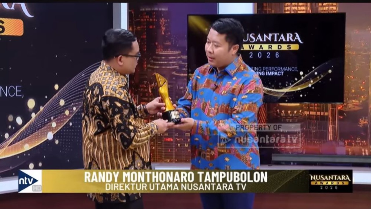 Direktur Jenderal PAUD Dikdas dan PNFI, Gogot Suharwoto menerima penghargaan Nusantara Award 2026 yang diserahkan langsung oleh Direktur Utama Nusantara TV, Randy Monthonaro Tampubolon
