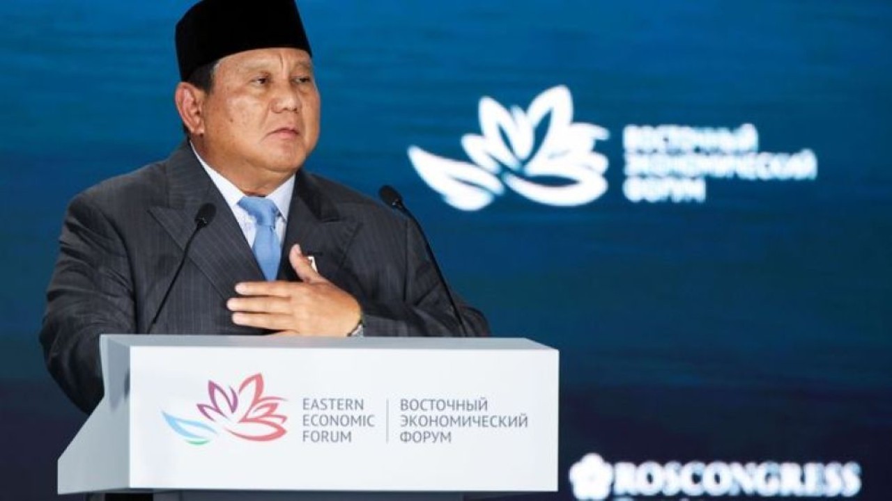 Presiden Prabowo Subianto menyampaikan pidato utama saat menghadiri sesi pleno Forum Ekonomi Timur (EEF) ke-11 di Far Eastern Federal University (FEFU), Vladivostok, Rusia, Kamis (3/9/2026). (Foto: Istimewa)