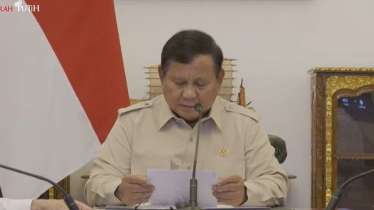 Presiden Prabowo memimpin rapat terbatas penanganan bencana alam gempa NTT, erupsi Anak Gunung Krakatau, dan perkembangan penanganan Karhutla dengan para Kepala Daerah. (Foto: Istimewa)