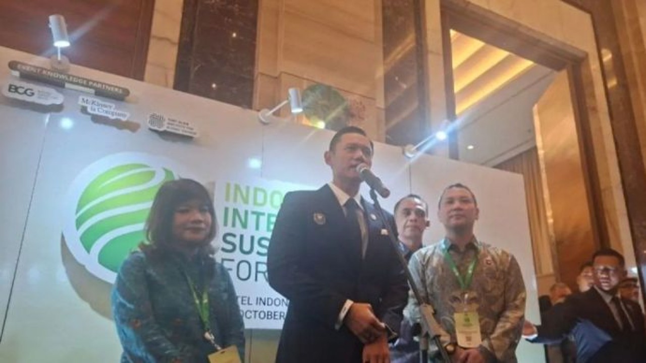 Menteri Koordinator Bidang Infrastruktur dan Pembangunan Kewilayahan (Menko Infra) Agus Harimurti Yudhoyono (AHY) menjawab pertanyaan dari awak media di Jakarta, Rabu (7/10/2026). (Antara)