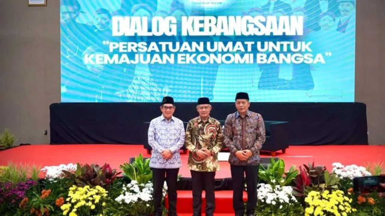Menteri Koperasi Ferry Juliantono yang juga Sekretaris Jenderal SI dalam Dialog Kebangsaan pada rangkaian Kongres Nasional Majelis Tahkim ke-42 SI di Surabaya, Minggu (18/10/2026). (Antara)