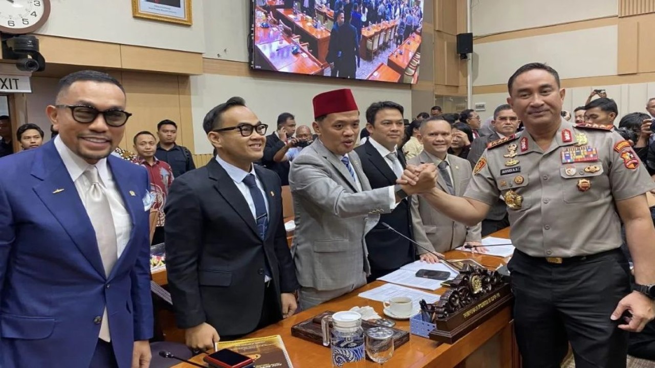 Calon tunggal Kapolri Komjen Pol Suyudi Ario Seto menjabat tangan Ketua Komisi III DPR RI usai uji kelayakan dan kepatutan di kompleks parlemen, Jakarta, Kamis (1/10/2026). (Foto: ANTARA/Fath Putra)