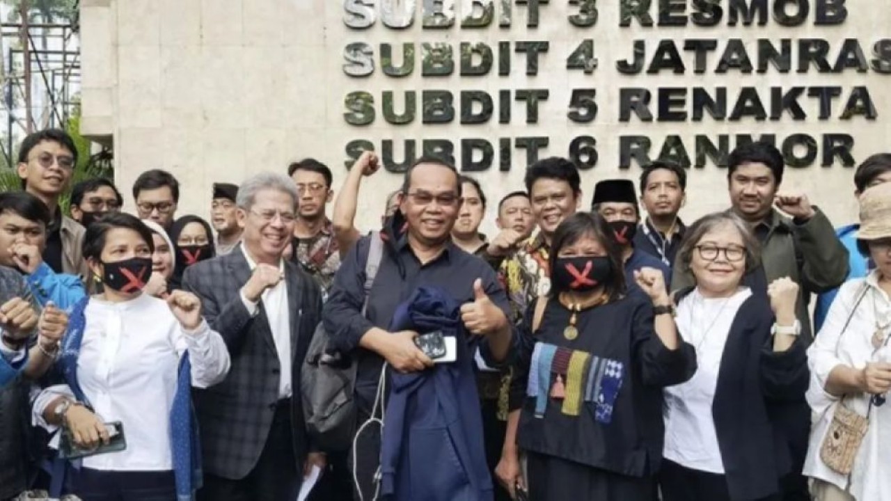 Saiful Mujani (tengah) menyambangi Polda Metro Jaya untuk diambil keterangannya terkait laporan dugaan penghasutan, Kamis (4/6/2026). (Foto: ANTARA/Ilham Kausar/aa)