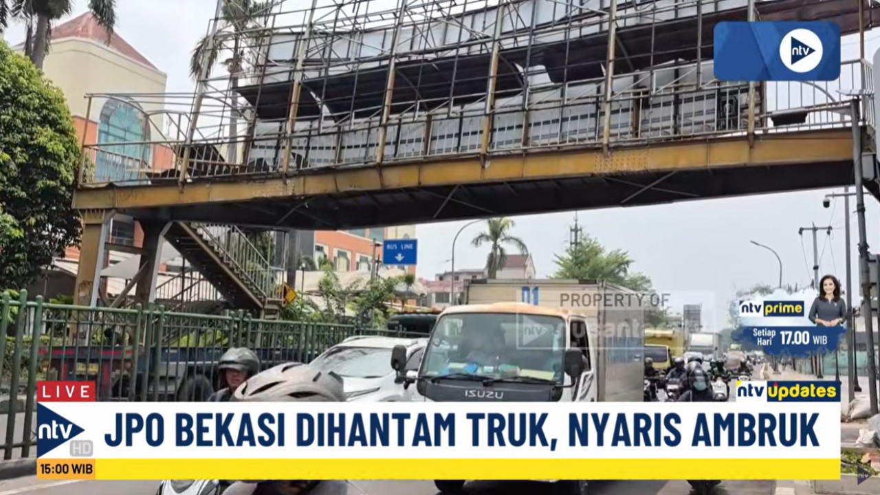 Jembatan Penyeberangan Orang atau JPO di Jalan Jenderal Ahmad Yani, Kota Bekasi, Jawa Barat, ditabrak truk kontainer