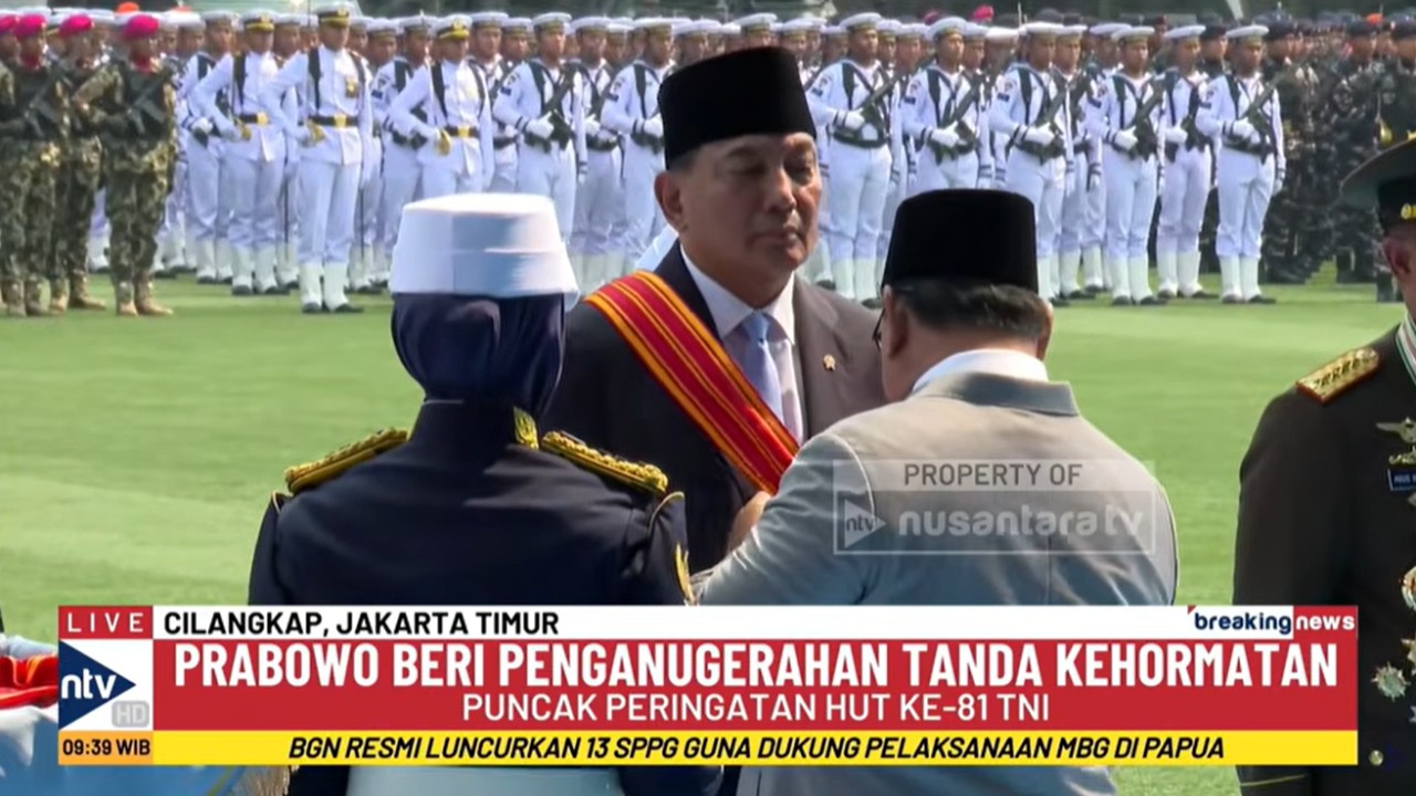 Presiden Prabowo Subianto memberikan tanda kehormatan Bintang Mahaputera kepada tujuh tokoh di lingkungan TNI  pada HUT ke-81 TNI di Mabes Cilangkap, Jakarta