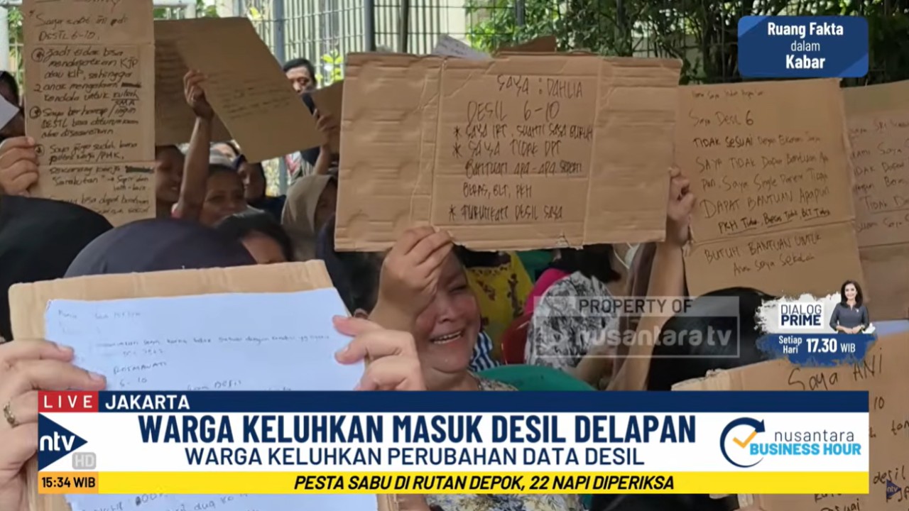 Ratusan warga kurang mampu beramai-ramai mendatangi posko pengaduan desil di Jalan Kramat 3 Senin, Jakarta Pusat.