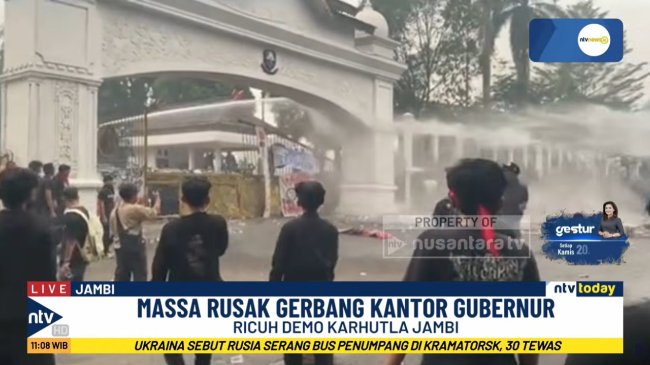 Aksi unjuk rasa penanganan kebakaran hutan dan lahan yang digelar di depan Kantor Gubernur dan DPRD Jambi berujung ricuh.
